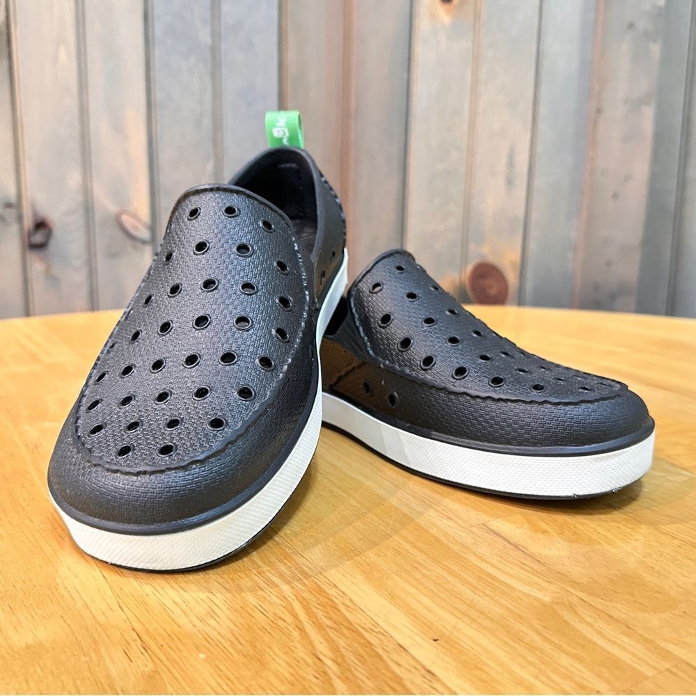Kids Sanuk slip on beach shoes size 5-the ease of Crocs, without the clunkiness! - Picture 1 of 6